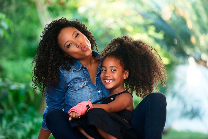Negra Li posa com a filha para projeto 'Te amo, papai'