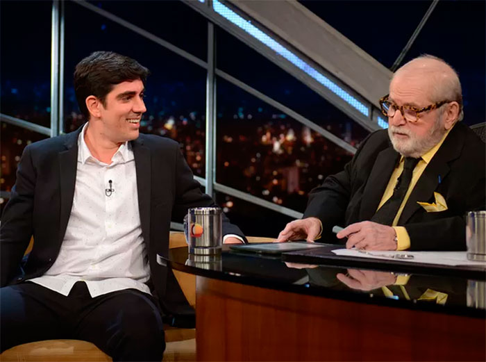 Que moral! Marcelo Adnet dá selinho em Jô Soares