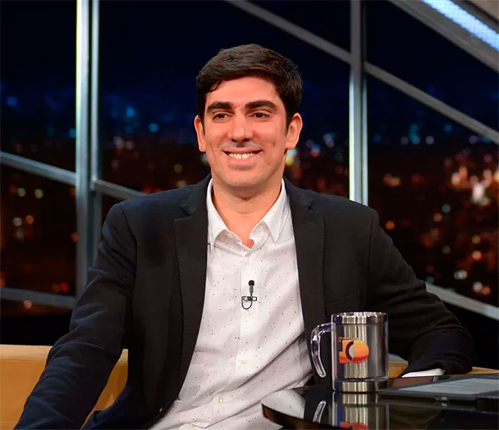 Que moral! Marcelo Adnet dá selinho em Jô Soares