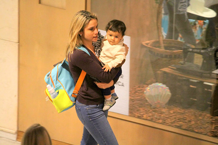 Fernanda Gentil amamenta o filho em shopping do Rio