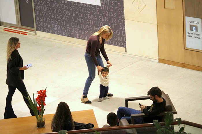 Fernanda Gentil amamenta o filho em shopping do Rio