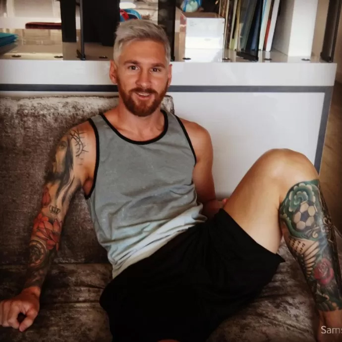 Messi surge de cabelo platinado em clique feito pela esposa