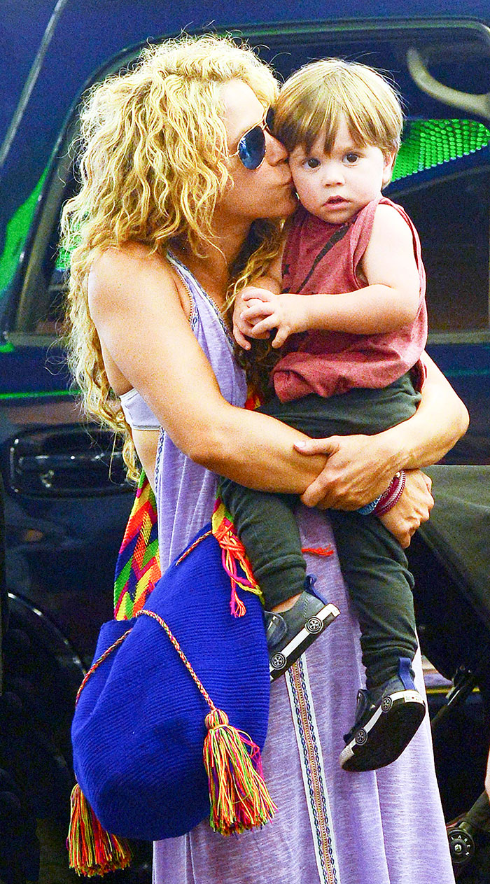 Shakira enche o caçula de beijinhos em Miami