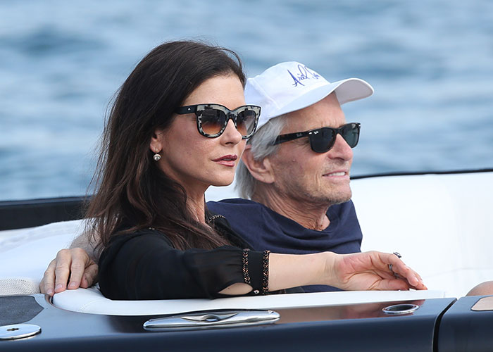  Catherine Zeta-Jones e Michael Douglas curtem clima de amor