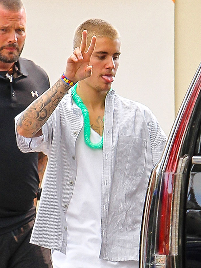  Marrento! Justin Bieber mostra a língua para os paparazzi
