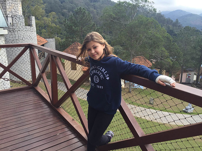 Nikki Meneghel descansa na serra do Rio de Janeiro 