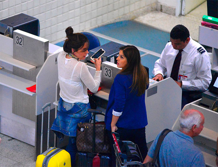 Giovanna Antonelli é pura simpatia na hora de deixar o Rio