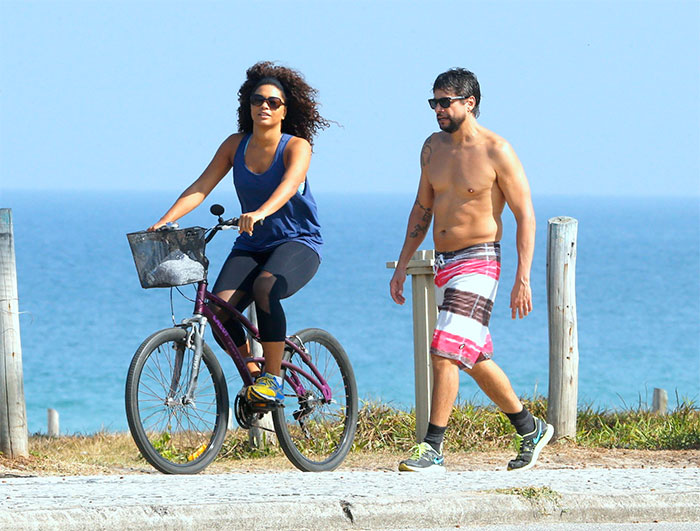 Com o namorado, Juliana Alves pedala pelo Rio de Janeiro