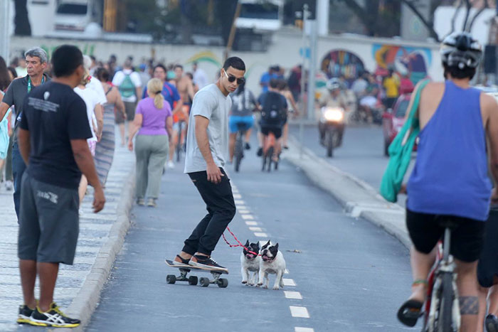 Sérgio Malheiros encanta ao andar de skate com cachorros