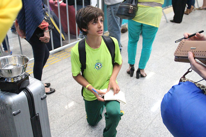  Filho de Márcio Garcia chega 'vitorioso' em aeroporto no Rio