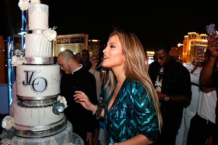 Jennifer Lopez celebra seus 47 anos e esbanja glamour