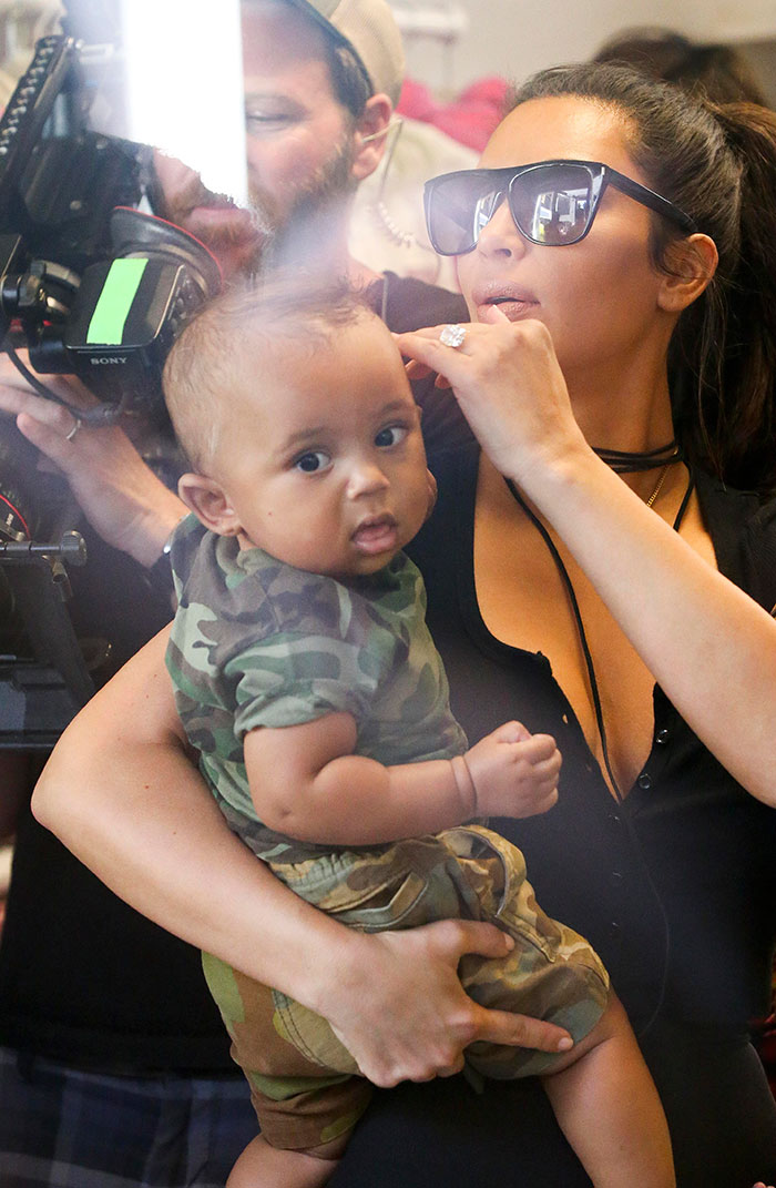 Kim Kardashian leva Saint West em evento e para tudo