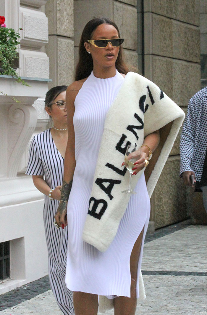 Rihanna aposta no vestido branco justinho em Praga