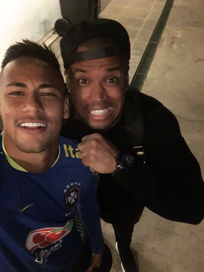 Neymar Jr. posa com cantor Xanddy e coloca papo em dia