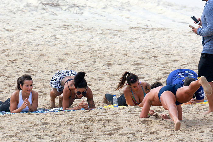 Aline Riscado mostra barriga chapada em treino na praia