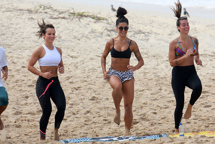 Aline Riscado mostra barriga chapada em treino na praia
