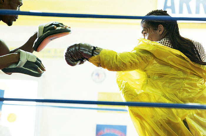 Adriana Lima se inspira no boxe em ensaio