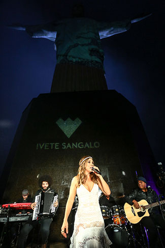 Ivete Sangalo faz show particular, embaixo de chuva, perto do Cristo Redentor