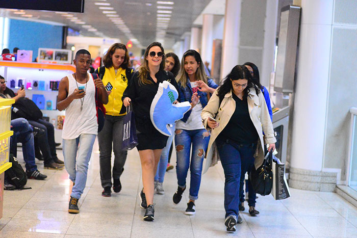Ana Paula Renault é cercada por fãs antes de embarcar no Rio