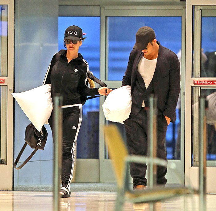 Orlando Bloom e Katy Perry chegam juntinhos em aeroporto