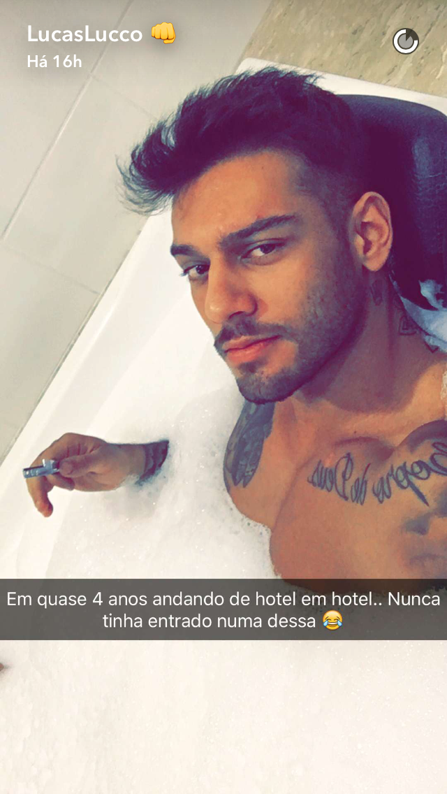 Gato! Lucas Lucco sensualiza em quarto de hotel 