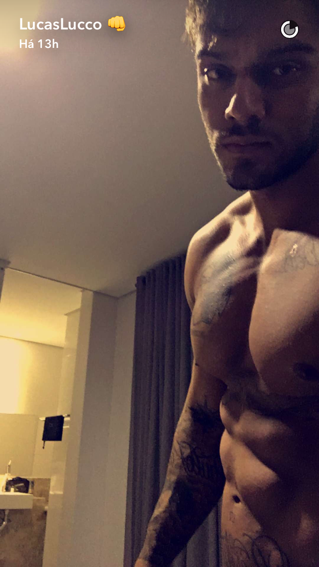 Gato! Lucas Lucco sensualiza em quarto de hotel 