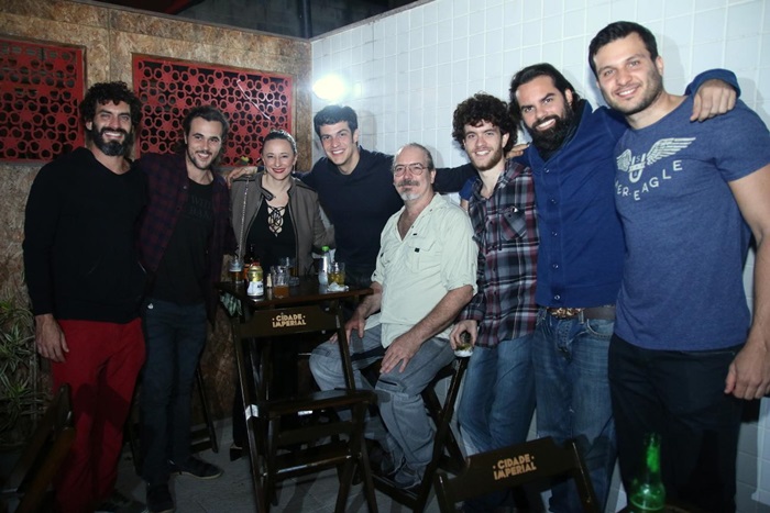 Nicolas Antunes, Bruno Ferrari,  Mateus Solano com a mulher e colegas de elenco