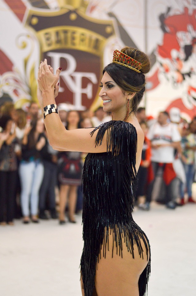 Helena Soares é coroada rainha de bateria