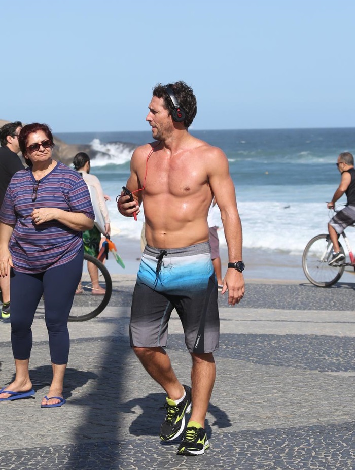 Flávio Canto mostra o corpão e relaxa em praia carioca