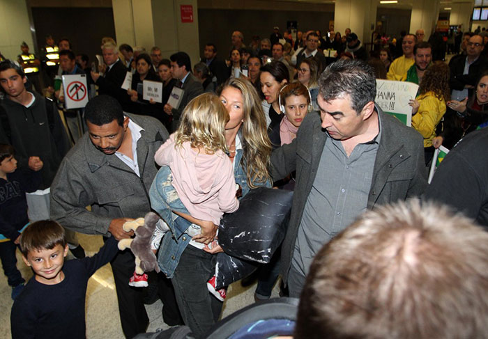 Mesmo cercada de pessoas, no Aeroporto de Guarulhos, em São Paulo, a top não deixou de paparicar a menina e o primogênito, Benjamin