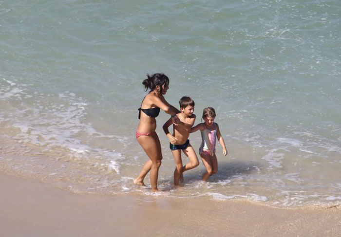 Já no Rio de Janeiro, a modelo deixou as crianças irem curtir uma prainha, acompanhadas da babá