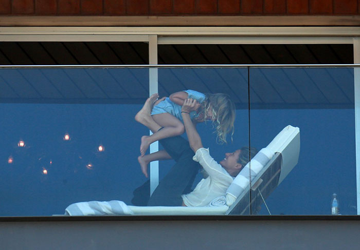 Em clima de total sintonia e felicidade, a top aproveitou a varanda de seu quarto no hotel para brincar com a filha
