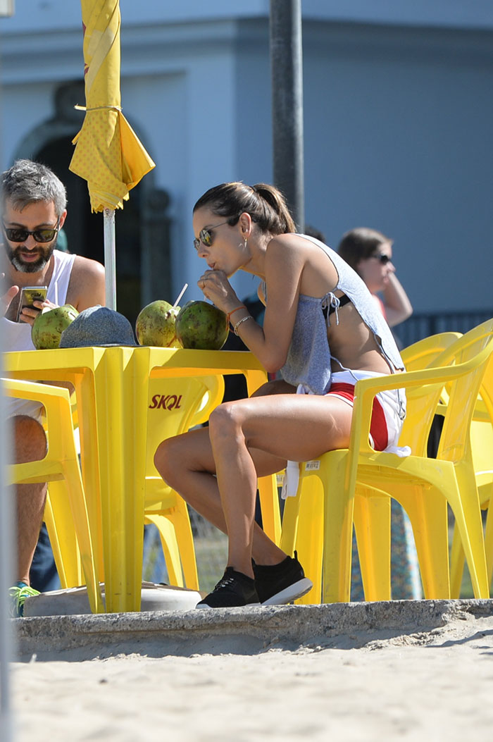 Alessandra Ambrósio faz pose e aprecia vista do Rio 