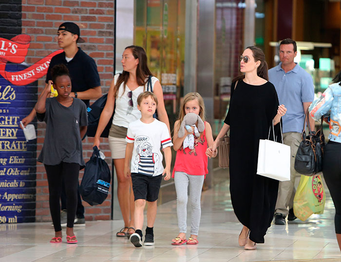 Angelina Jolie passeia em shopping com parte do clã