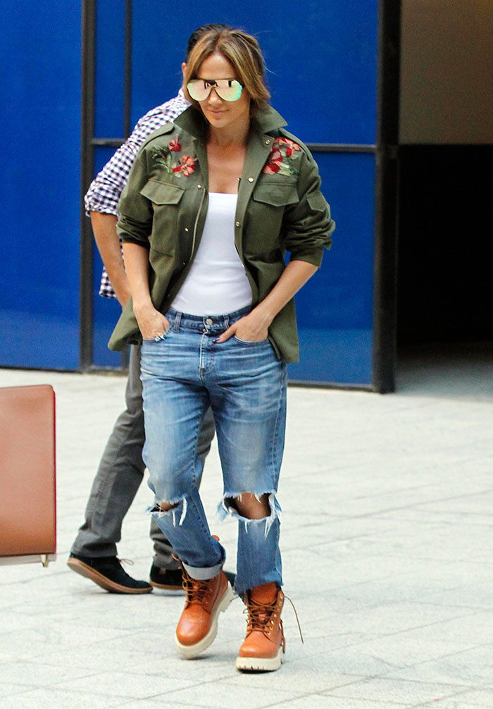 Jennifer Lopez dá show de estilo e ostenta beleza em L.A