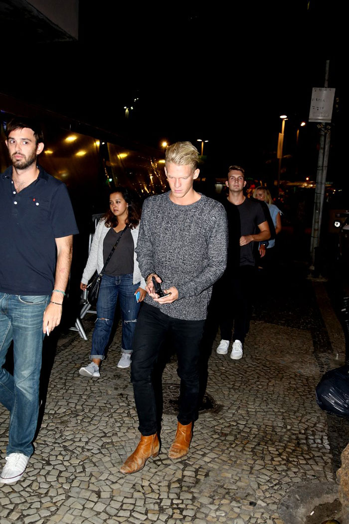 Cody Simpson janta com a irmã em restaurante no Rio 