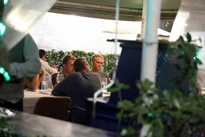 Cody Simpson janta com a irmã em restaurante no Rio 