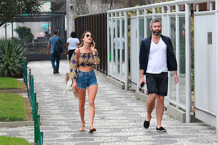  Alessandra Ambrósio esbanja estilo em caminhada por Ipanema