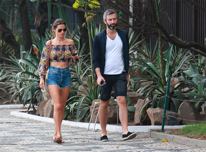  Alessandra Ambrósio esbanja estilo em caminhada por Ipanema