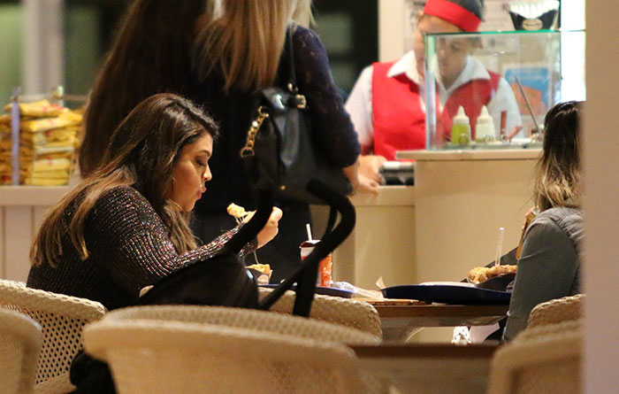 Preta Gil janta e passeia com a amiga em shopping no Rio