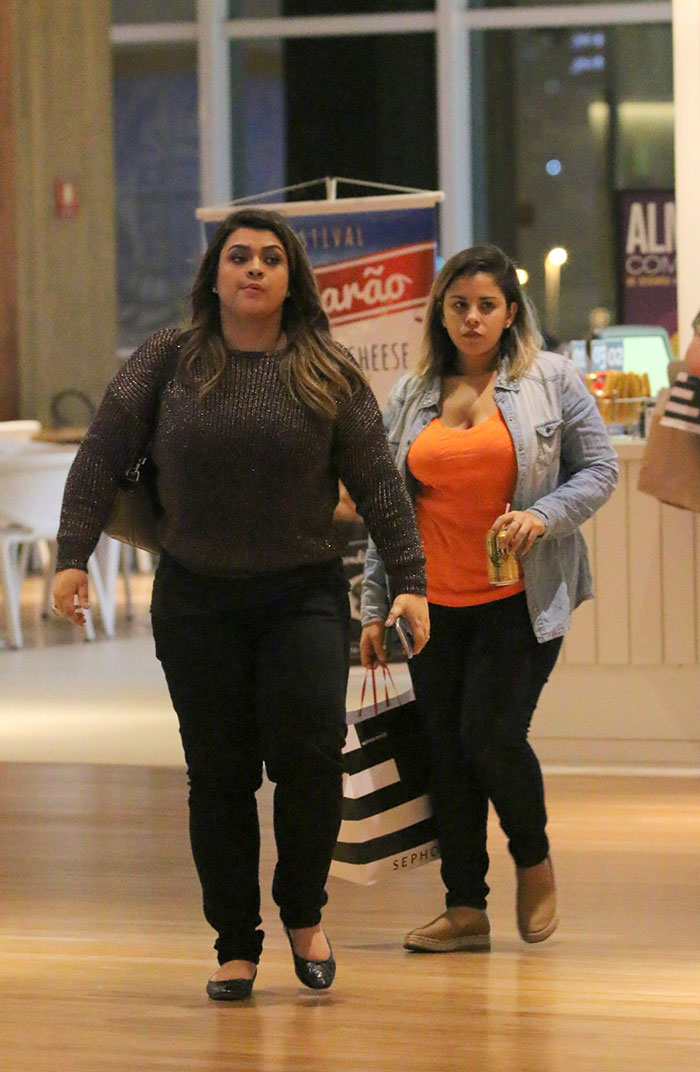 Preta Gil janta e passeia com a amiga em shopping no Rio