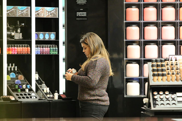 Preta Gil janta e passeia com a amiga em shopping no Rio