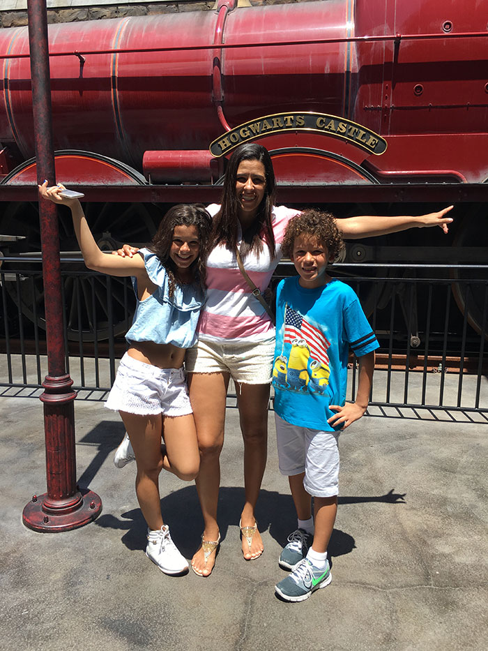 Gabriella Saraivah se diverte durante as férias na Disney