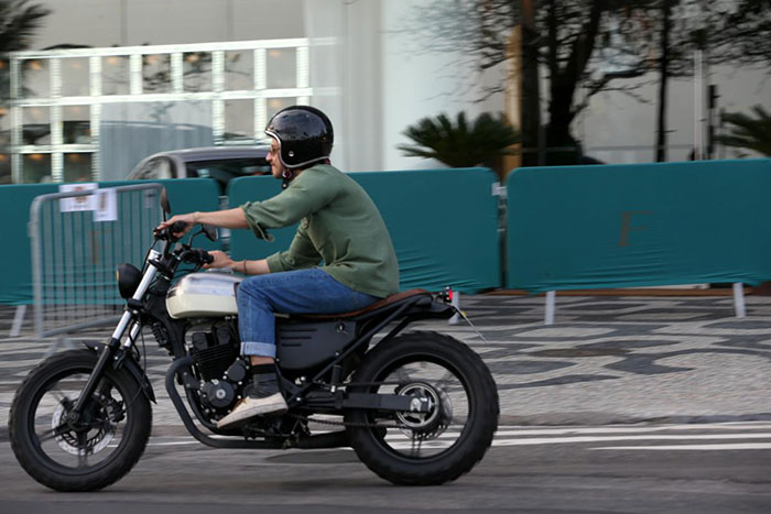Simpático, Chay Suede curte passeio de moto pelo Rio