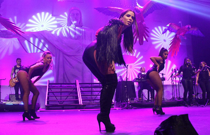 Anitta usa looks sensuais em show no Rio de Janeiro