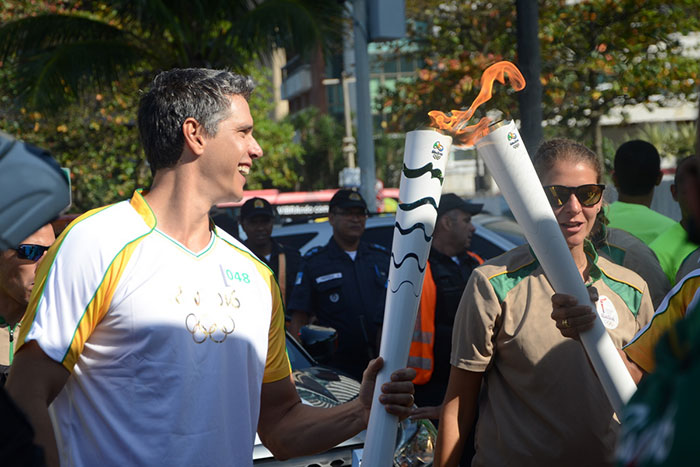 Famosos carregam a Tocha Olímpica no Rio de Janeiro