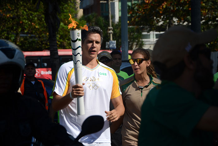 Famosos carregam a Tocha Olímpica no Rio de Janeiro