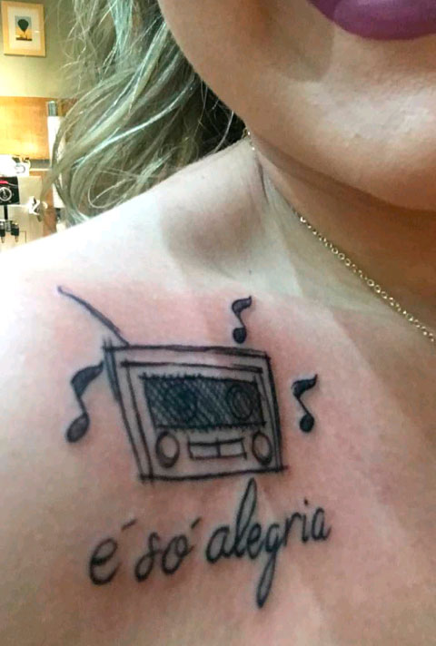 Ex-BBB Maria Claudia faz sua primeira tatuagem