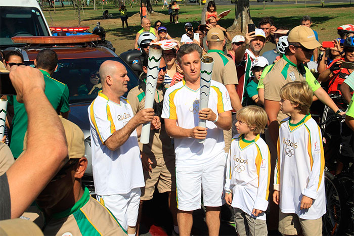 Luciano Huck carrega a Tocha Olímpica no Rio de Janeiro