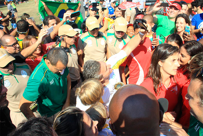 Luciano Huck carrega a Tocha Olímpica no Rio de Janeiro